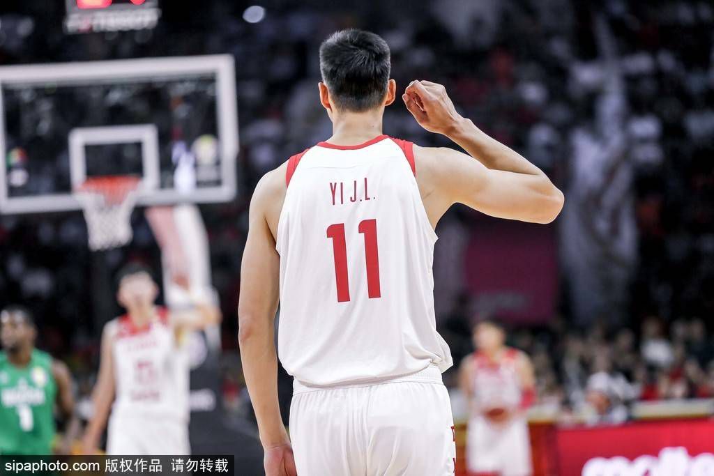 17世纪，中国尚处在清代统治期间。阴阳混浊，世道艰险。受阴气滋养，很多尸身垂垂化作壮大险恶的僵尸，风险人世。这时候期，茅山羽士下山革除妖秽，解救众人。某墓内将军尸身化作鬼王，威力非常。一群羽士与之年夜战，战役中产生爆炸，无数人遇难，鬼王和带队的茅山师傅不知踪迹，只有四个门徒逃诞生天。四名门生追踪僵尸踪影来至年夜方伯村，村中有一以腌制腊肉为生的姜姓富户。姜老爷（于荣光 饰）为儿子讨过几房妻子，却皆死于横死。适逢新一房媳妇过门，四名茅山门生无意中发现姜家一个奇异的风尚……